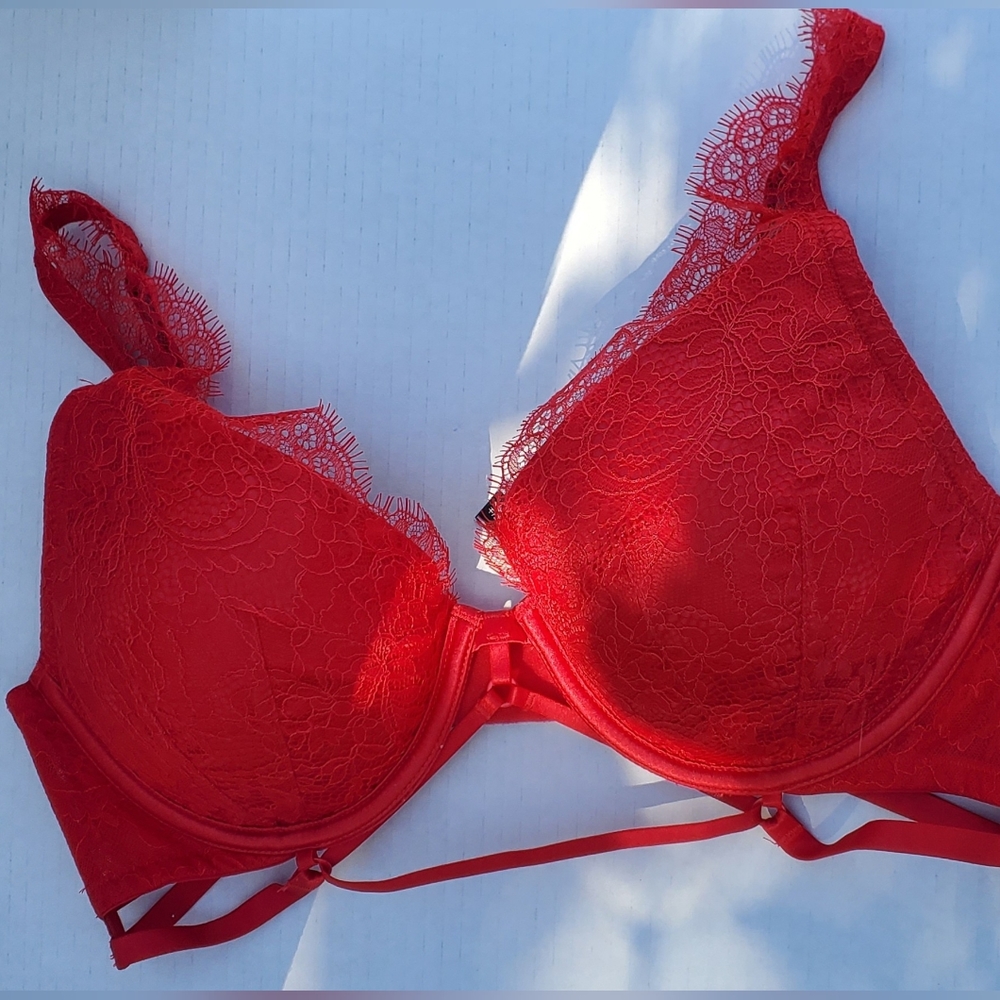 36C Victoria's Secret very sexy red bra with strap bottom detail